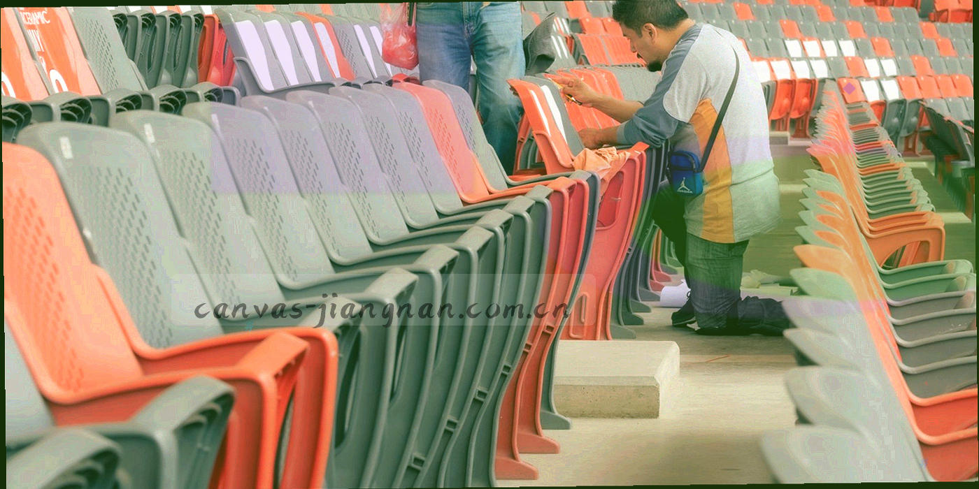 江南屋檐与水纹线条构成的浅色背景图，右下角叠加细小数据线条